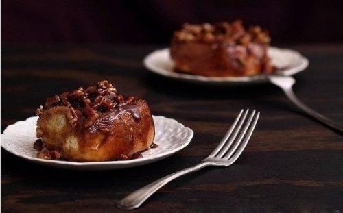 Липкие булочки с корицей и грецкими орехами. Липкие булочки с корицей и грецкими орехами.