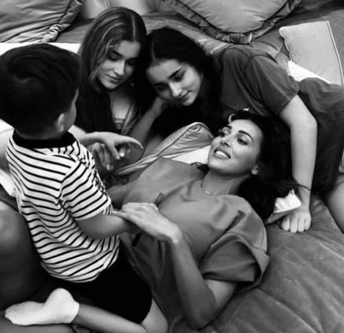 Алсу показала домашнее фото с дочерьми и 5-летним сыном. 01