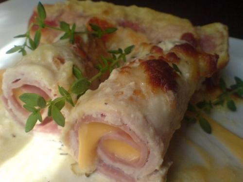 Рулетики из куриной грудки в сырном соусе. Рулетики из куриной грудки в сырном соусе.