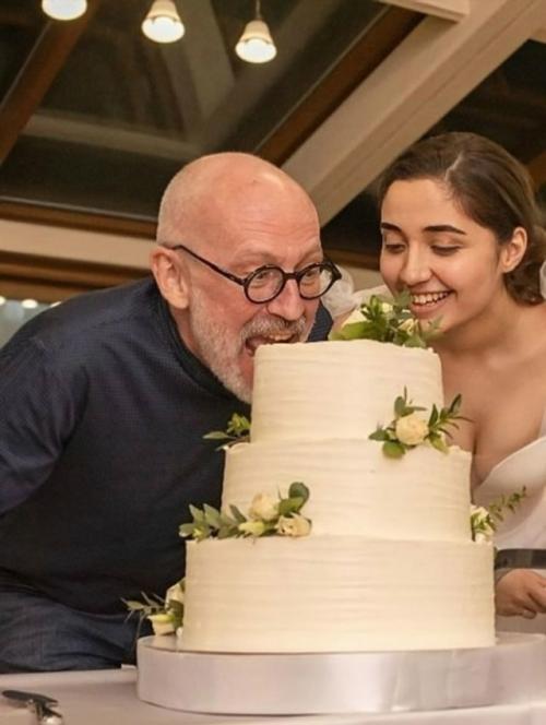 В сети появляются фотографии 61-летнего актёра и нынешнего телеведущего Александра Гордона со своей 23-летней женой. 01