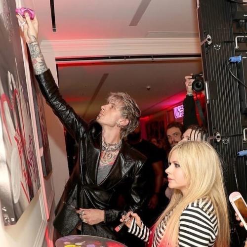 MGK запустил этичный бренд лаков д. ногтей UN / DN Laqr, который отражает любовь музыканта к нейл - арту. 04