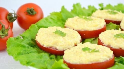 Помидоры с сыром и чесноком.