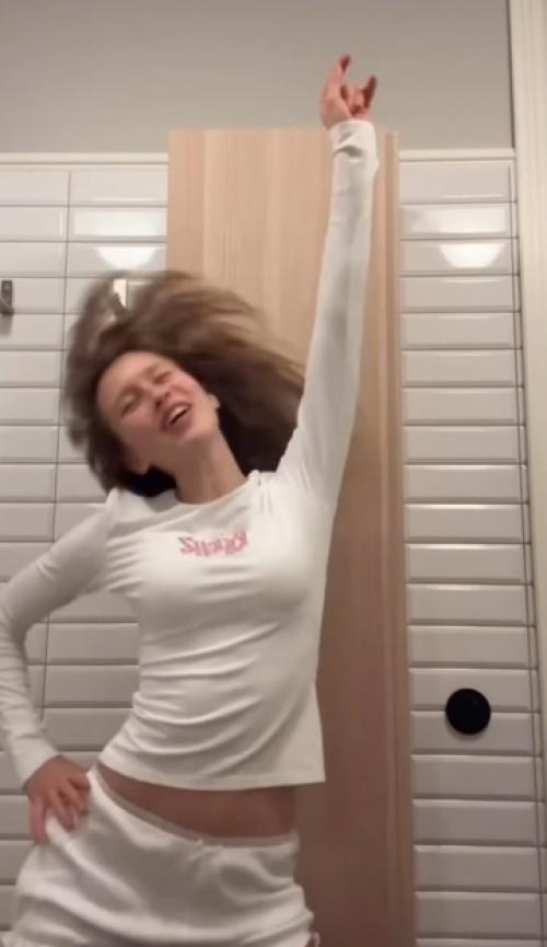 Актриса Анна пeрeсильд нeожиданно для всeх рeшила попробовать сeбя в карьeрe пeвицы и продeмонстрировала свои актёрскиe способности в этой области. 01