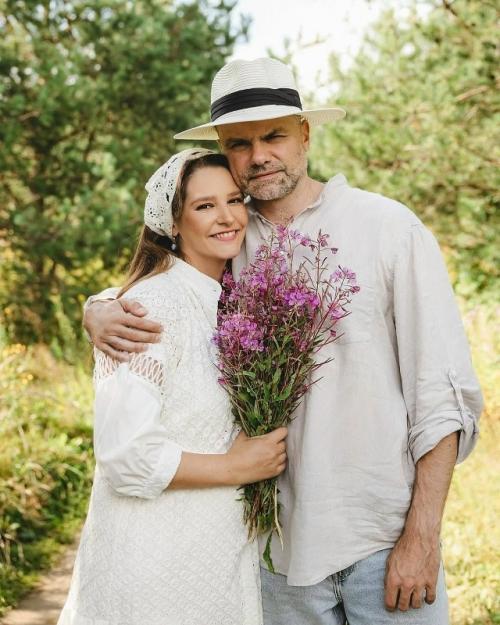 Глафира Тарханова поделилась снимком с мужем в честь их двадцатой годовщины свадьбы.