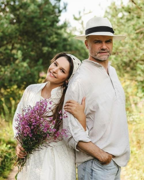 Глафира Тарханова поделилась снимком с мужем в честь их двадцатой годовщины свадьбы. 01