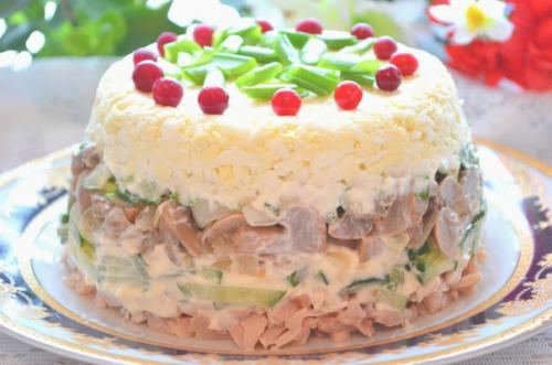 Куриный салат с яйцами и грибами. Куриный салат с яйцами и грибами.