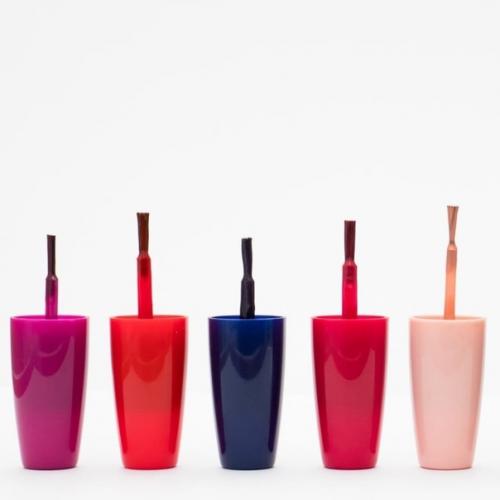 MGK запустил этичный бренд лаков д. ногтей UN / DN Laqr, который отражает любовь музыканта к нейл - арту. 05