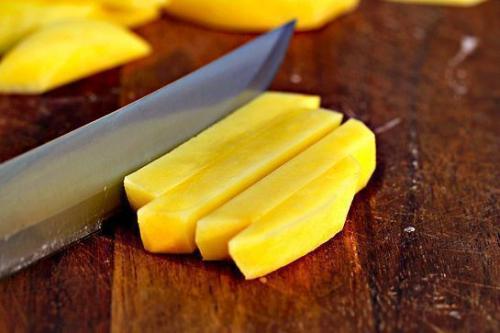 Ароматный картофель фри, запеченный в духовке. 01