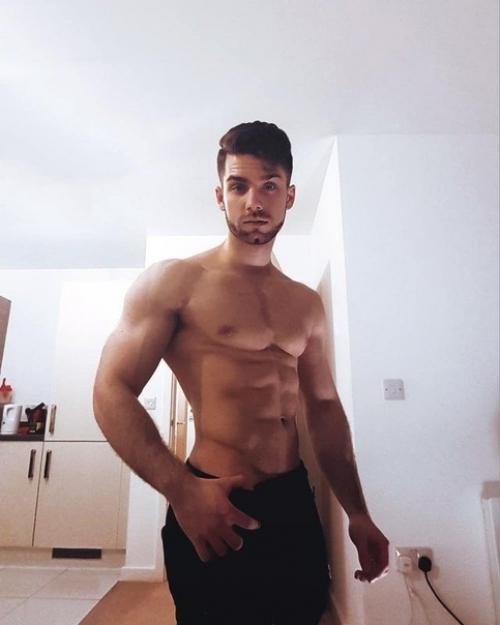 Худой ботаник из Англии сделал из себя уверенного, подкаченного мужчину и стал пользоваться успеха у женщин. 03