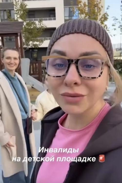 Сначала это выглядело как обычная сцена на детской площадке.  