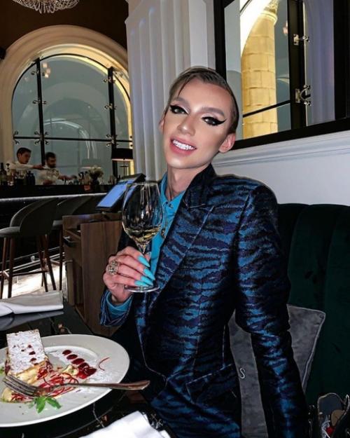 Этот парень визажист и блогер - Андрей Петров.