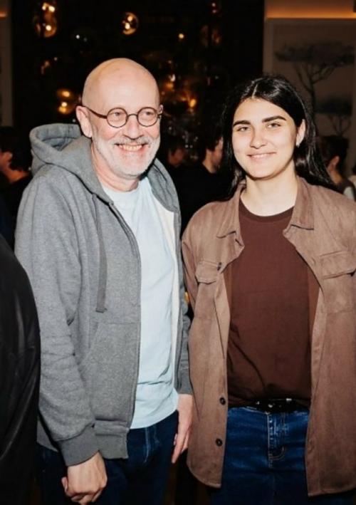 В сети появляются фотографии 61-летнего актёра и нынешнего телеведущего Александра Гордона со своей 23-летней женой. 02