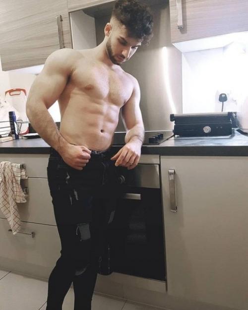 Худой ботаник из Англии сделал из себя уверенного, подкаченного мужчину и стал пользоваться успеха у женщин. 02