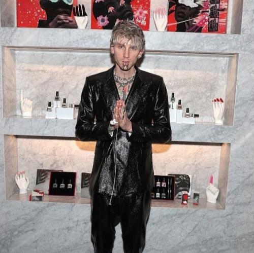 MGK запустил этичный бренд лаков д. ногтей UN / DN Laqr, который отражает любовь музыканта к нейл - арту. 02