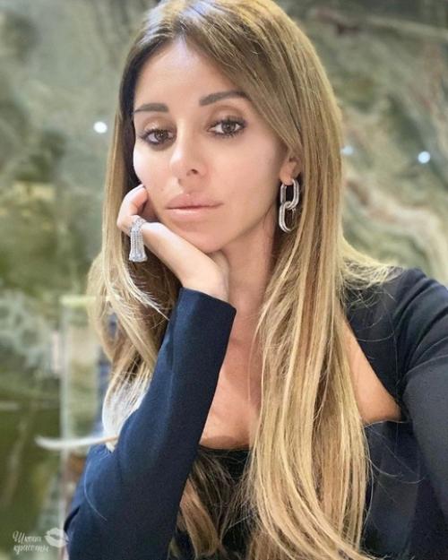 Невероятно красивая жена Александра реввы и мама 2 девочек.