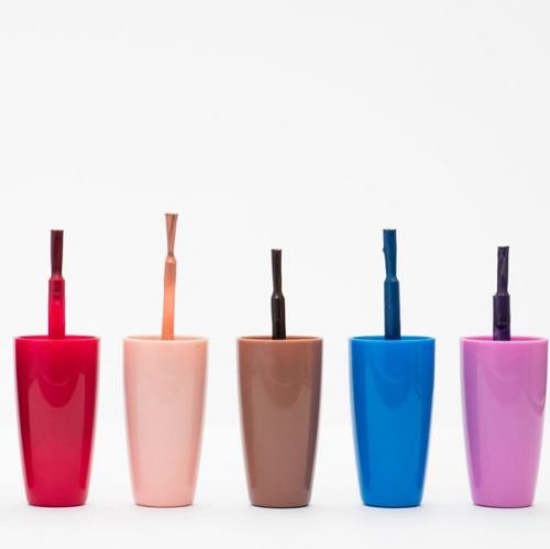 MGK запустил этичный бренд лаков д. ногтей UN / DN Laqr, который отражает любовь музыканта к нейл - арту. 01