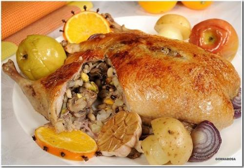 Идея для новогоднего стола: фаршированная утка.