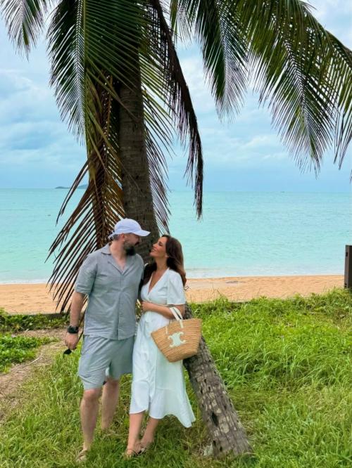 Жених чеховой вышел в свет с бывшей женой.
