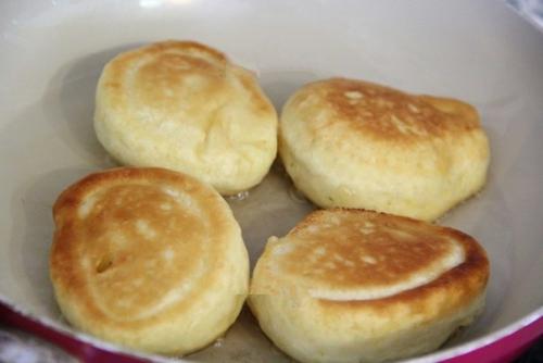 Оладьи без яиц пышные. Пышные оладьи на кефире без яиц.