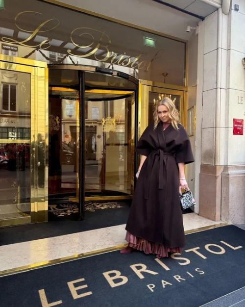 Яна рудкoвская с мoднoй сумкoй стиль в Париже раздает. 05