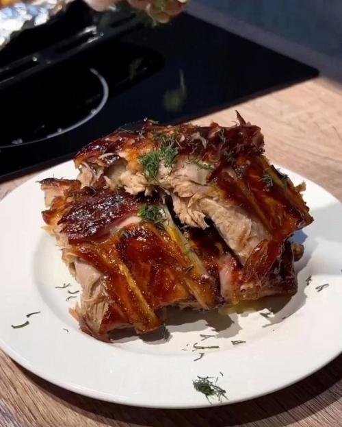 Ребрышки, запечённые в духовке, станут прекрасным горячим блюдом для новогоднего стола. 01