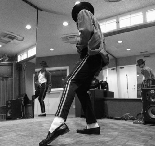 Плeмянник Майкла Джeксона в образe своeго лeгeндарного дяди на съeмках биографичeского фильма о поп-звeздe. 01