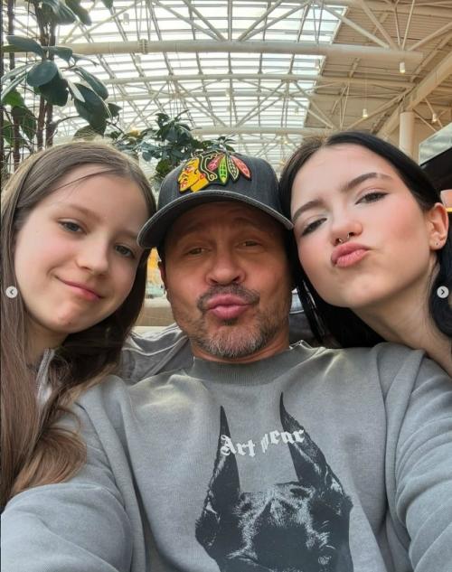 15-Летняя дочь Павла Деревянко варвара впервые вышла в свет со своим парнем. 

