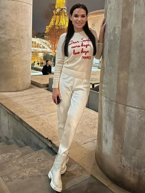 48-Летний актер Сергей бурунов вновь находится в отношениях с молодой девушкой Екатериной Леви, которая младше его на 12 лет. 02