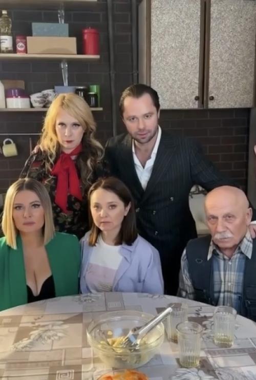 Поклонники старых добрых ситкомов могут открывать шампанское - судя по всему, нас ждет эпичное воссоединение любимых героев. 01