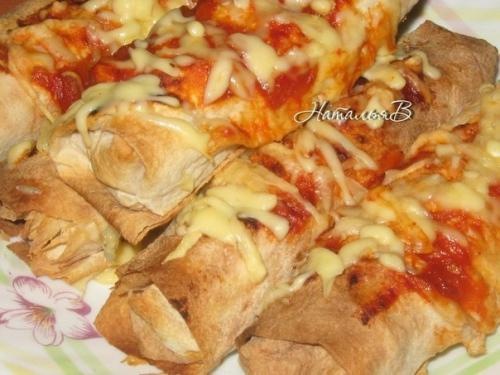 Горячая закуска из лаваша типа Бурито - хрустящие рулетики с сочной начинкой из нежного Филе курицы, риса, густого соуса и сыра. Горячая закуска из лаваша типа Бурито - хрустящие рулетики с сочной начинкой из нежного Филе курицы, риса, густого соуса и сыра.