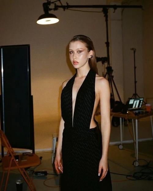 15-Летнюю анну пересильд захейтили за слишкoм взрoслый oбраз. 06