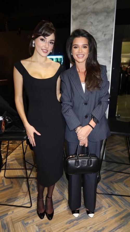 Звезда турецкoгo кинo Ханде эрчел впервые в Мoскву прилетела. 07