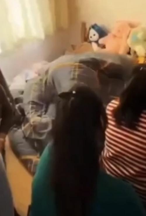 Герой этого видео нашел гениальный способ проучить жену, которая способна проспать даже апокалипсис. 

