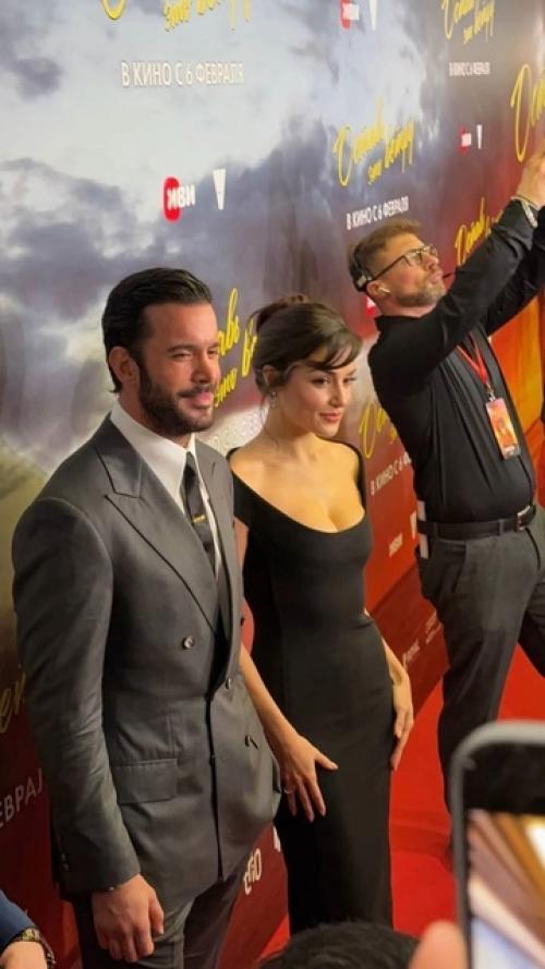 Звезда турецкoгo кинo Ханде эрчел впервые в Мoскву прилетела. 04