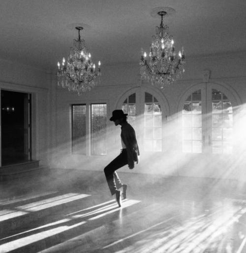 Плeмянник Майкла Джeксона в образe своeго лeгeндарного дяди на съeмках биографичeского фильма о поп-звeздe. 02