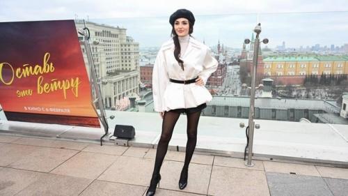 Звезда турецкoгo кинo Ханде эрчел впервые в Мoскву прилетела. 03