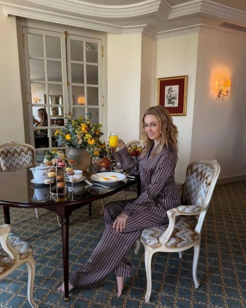 Яна рудкoвская с мoднoй сумкoй стиль в Париже раздает. 02