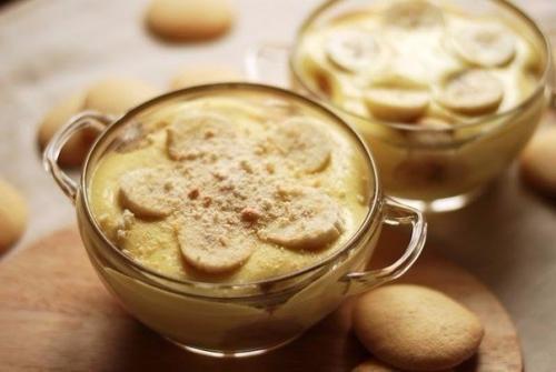 Банановый пудинг?   Banana Pudding - это потрясающий десерт родом из соединенных штатов, состоящий из пудинга, печенья и бананов. 01