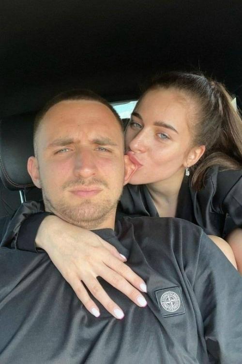 Адель вейгель заявила, что ее первый поцелуй произошел именно с Мишей Литвиным. 
