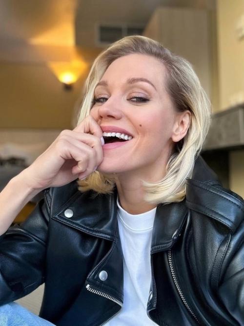 Кристина асмус, 36-летняя актриса, радуется за своего бывшего супруга Гарика Харламова, который нашёл счастье в новых отношениях. 02