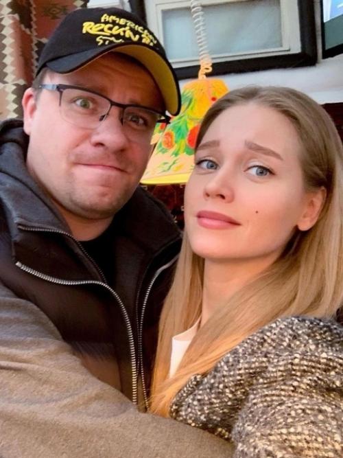 Кристина асмус, 36-летняя актриса, радуется за своего бывшего супруга Гарика Харламова, который нашёл счастье в новых отношениях. 01