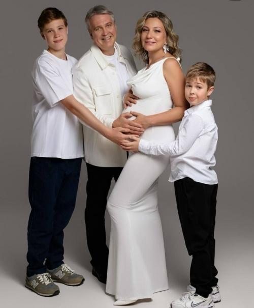 53-Летний Денис матросов и его 3-я жена снова родителями станут. 03