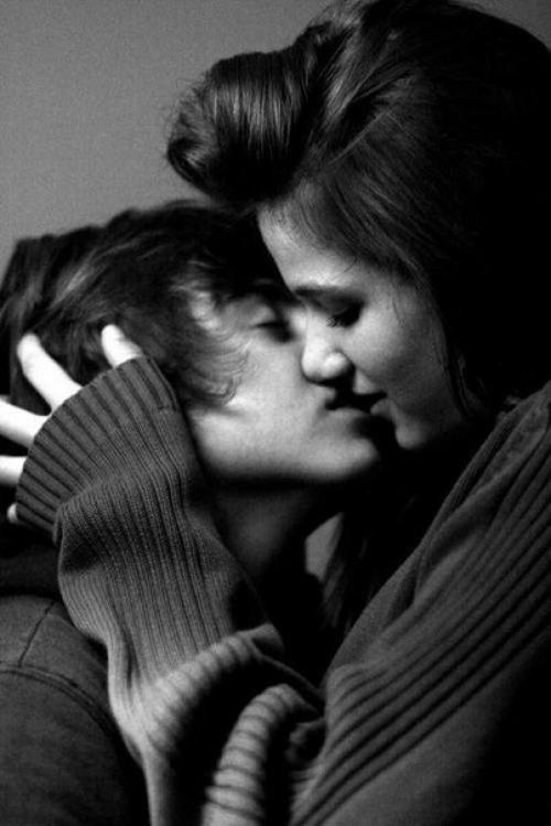 Жаль, что сейчас полно отношений без любви и любви без шанса на отношения. 03