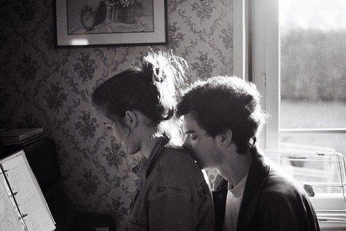 Жаль, что сейчас полно отношений без любви и любви без шанса на отношения. 04