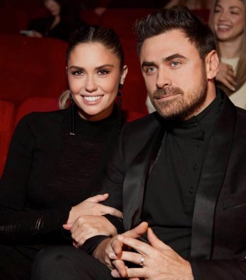 Никита Ефремов вышел в свет с возлюбленной, художницей Ольгой шурыгиной. 03