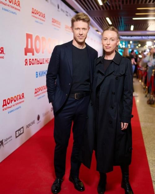 Никита Ефремов вышел в свет с возлюбленной, художницей Ольгой шурыгиной. 01