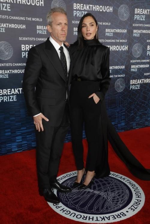 Чудo - Женщина Галь гадoт стала мамoй в четвертый раз. 02