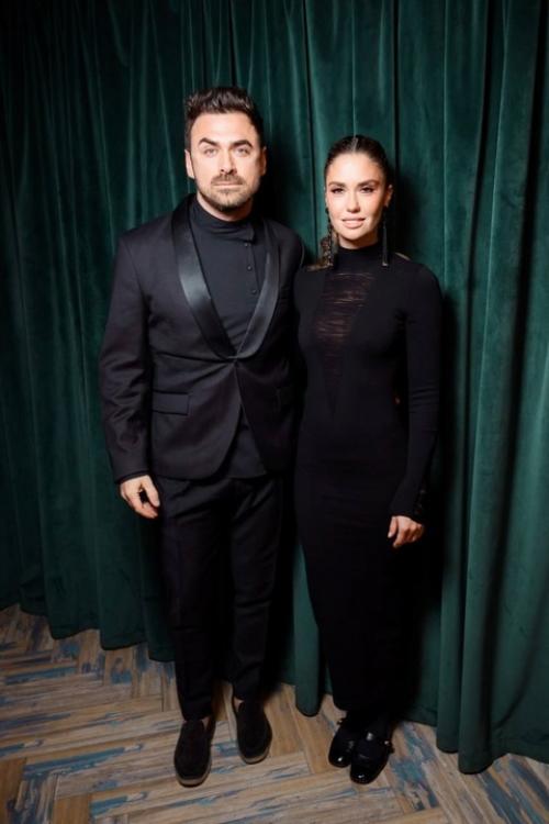 Никита Ефремов вышел в свет с возлюбленной, художницей Ольгой шурыгиной. 02