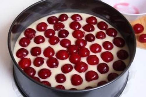 Пирог на кефире рецепт с вишней. Простой пирог с вишней на кефире.