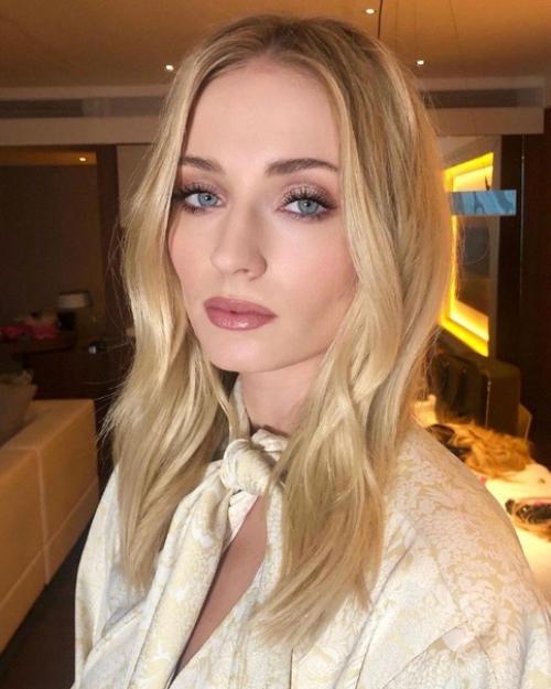 Софи тёрнер прекрасна в любом образе. 01